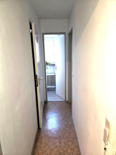 Super Lage: Attraktive 2 Zi, Kü, Bad, Keller, Trockenraum, Stellplatz, Garten zur Mitbenutzung –  Flur 