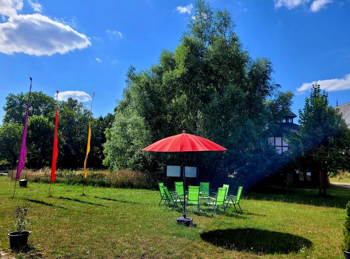 Atelier/Praxis/Gastro/Touristik/Büro/LOFT +++ in GUTSANLAGE (12 Geb. + 6 ha. Gr.) Nähe Müritz! – Sitzgruppe Innenhof am Teich
