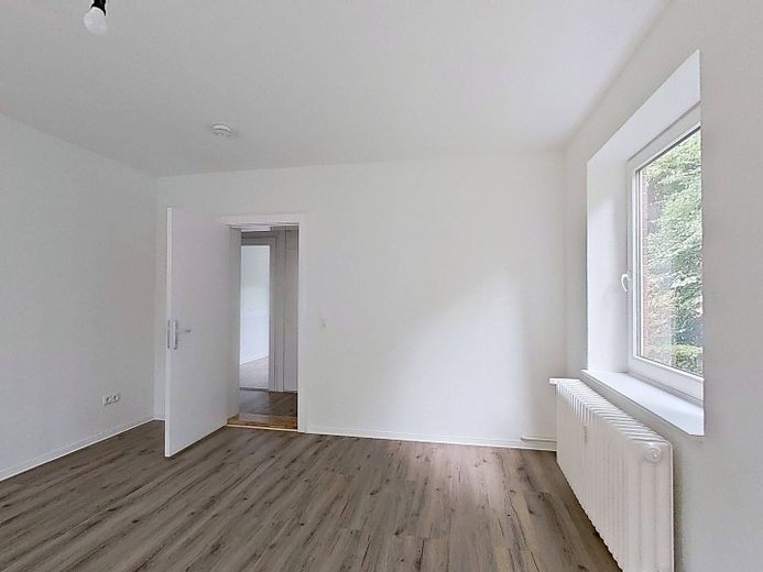 JETZT EINZIEHEN UND 1 KALTMIETE SPAREN: Helle 3-Zimmer-Wohnung mit BALKON und WANNENBAD – Ansicht II: Wohnzimmer