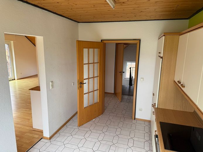 Gepflegtes Zweifamilienhaus mit freier Dachgeschosswohnung, großem Südgarten und Garage – Foto 21