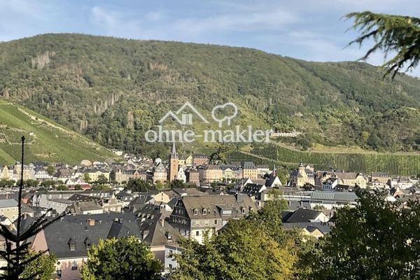 Terreni attraenti in posizione esclusiva in altura: vista panoramica sulla città di Bernkastel