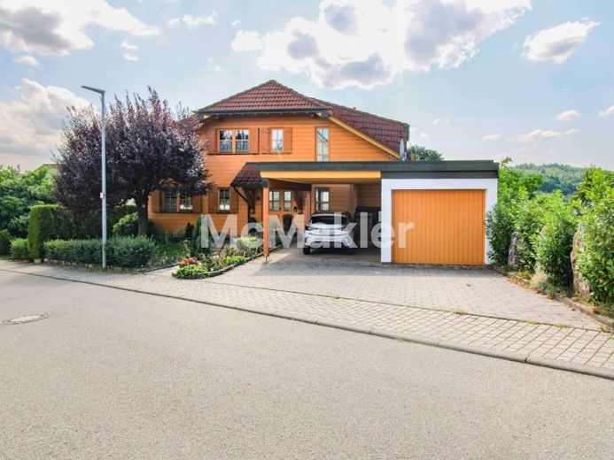 Familienfreundliches Holzhaus mit Terrasse, Balkon und zahlreichen Stellplätzen – Photo 1