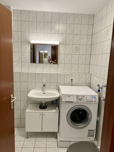 Світла мебльована квартира з терасою та паркомісцем у підземному гаражі – Bad mit Waschmaschine
