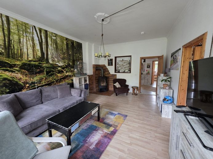 Maisonette-Wohnung mit Balkon zum Innenhof – Wohnzimmer mit Kaminofen