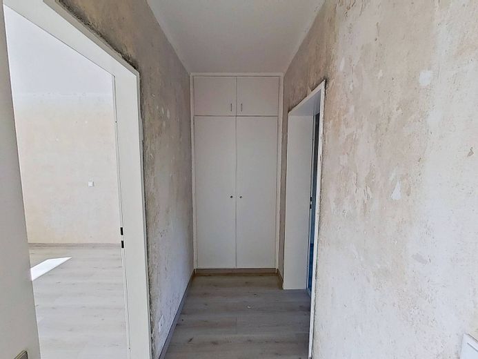 KENDİNİZ YENİLEYİN VE TASARRUF EDİN: BALKONLU ve bol ışık alan büyük 4 odalı daire – Ansicht II: Flur