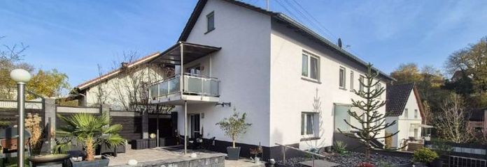 Großzügiges Wohnen für zwei Generationen: Poolbereich mit Poolbar und barrierefreiem EG