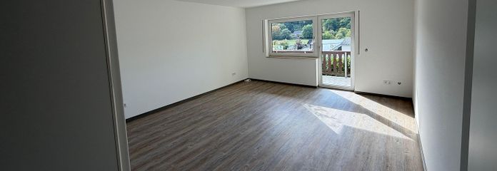 Newly renovated & quietly located – 3 rooms with balcony and lovely views – Wohn-/Esszimmer mit Balkon