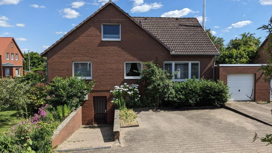 Freistehendes EFH mit Einliegerwohnung, Doppelgarage & großem Grundstück – West-Ansicht