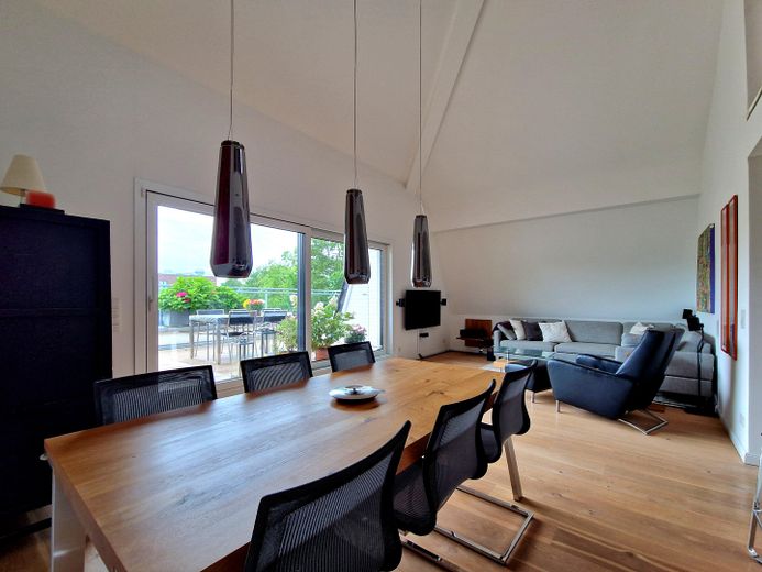 Courtagefrei: Helle und zentral gelegene DG-Maisonette-Wohnung mit Galerie und Sonnenterrasse – 01_Wohnzimmer_1