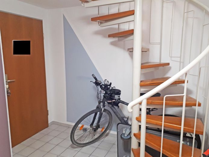 Luminoso appartamento di proprietà con spazio aggiuntivo – Eingang/Treppe