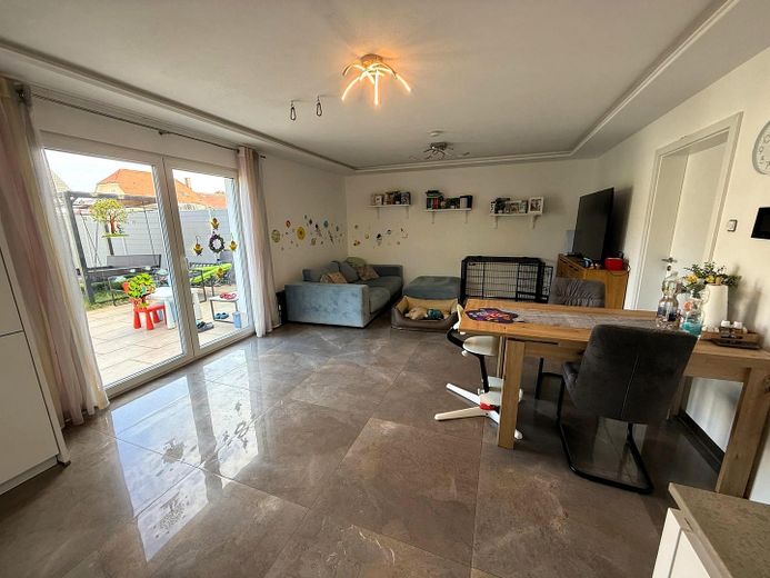 Neuwertige Doppelhaushälfte in schöner Lage – Wohnzimmer