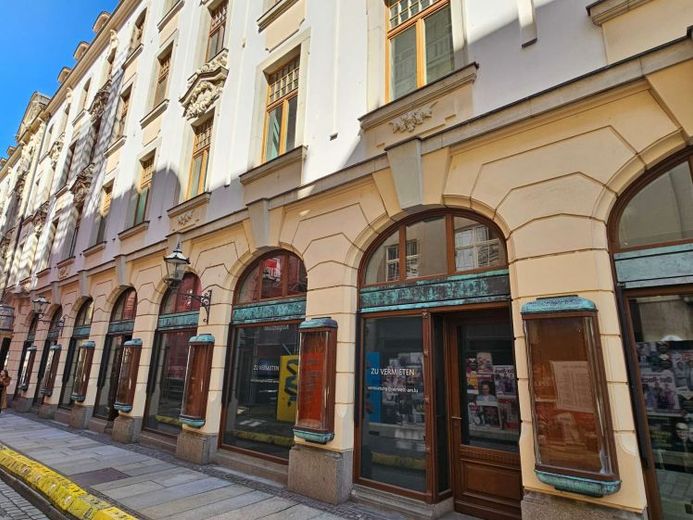 STÄDTISCHES KAUFHAUS I REPRÄSENTATIVE LADENFLÄCHE – Foto 1