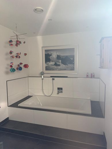 Traumhaftes Einfamilienhaus mit Seesicht im Guggenbühl – Master Badezimmer