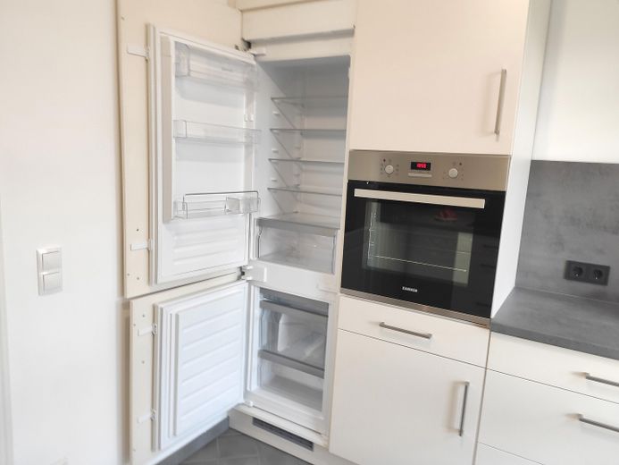 Küche mit Kühl-Gefrier-Kombi.