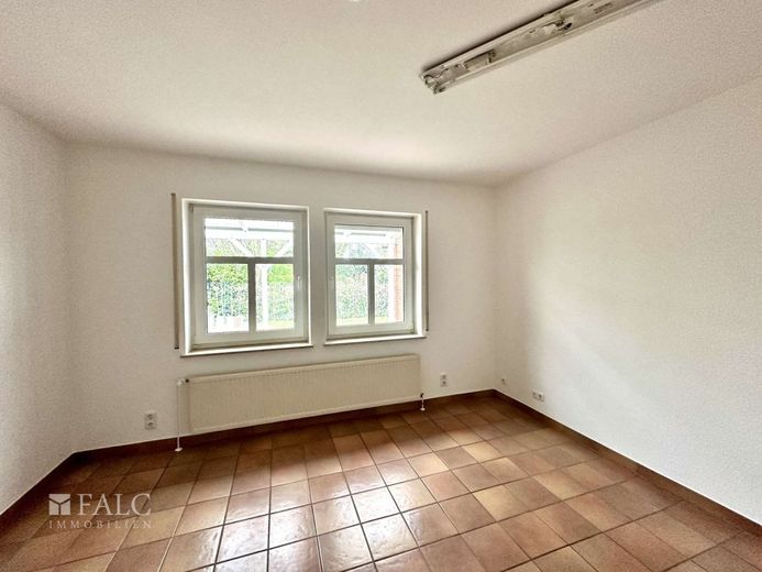 Top gepflegtes Einfamilienhaus mit Einliegerwohnung und Praxis in schöner Lage von Oldendorf – Büro/ Gäste EG
