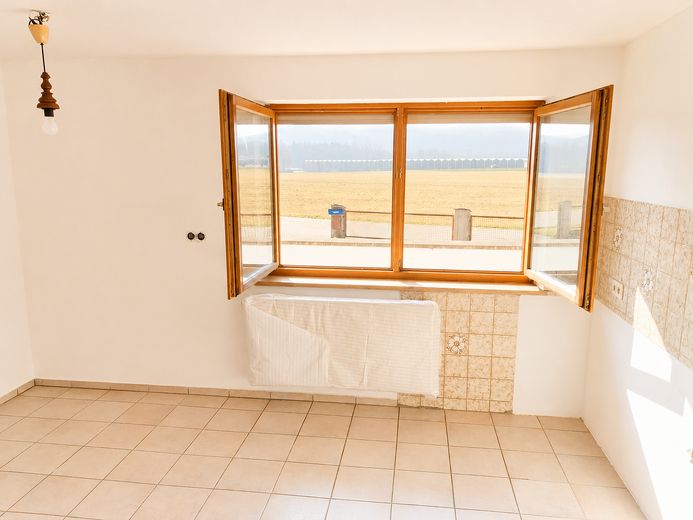 Ampia casa nel verde – utilizzo versatile, disponibile a breve | 659.000 € – Küche EG - frisch gestrichen