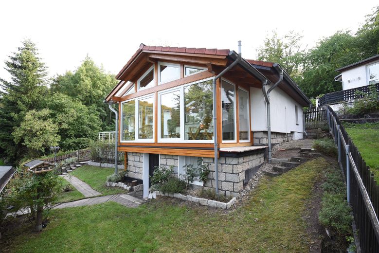 Mały dom jednorodzinny w stylu bungalow – Seitenansicht NordOst