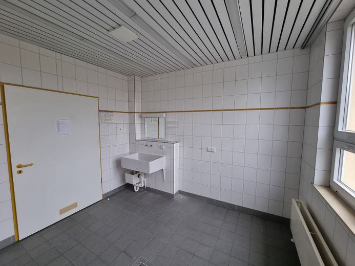 1.9 ha Bauland + Gewerbeobjekte + für Solar , Lager ab 99.000 Euro – Krankenhaus_Behandlungsraum_3