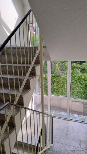 Charmante 3-Zi.- Maisonettewhg, TG-Stellplatz ,Garten, Balkon in grüner Lage von Hamburg Meiendorg – Treppenhaus zur 2. Etage