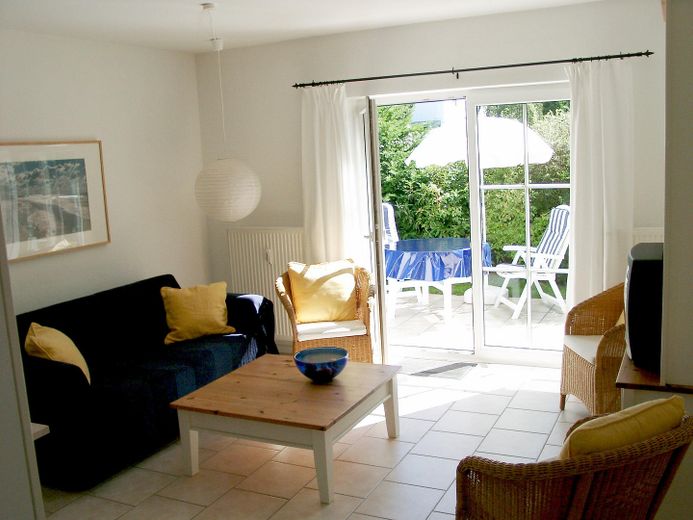 Ferienwohnung Prerow/Darß, 60m², 3 Zimmer, parterre, Südterrasse, PKW-Stellplatz – Wohnzimmer mit Terrasse
