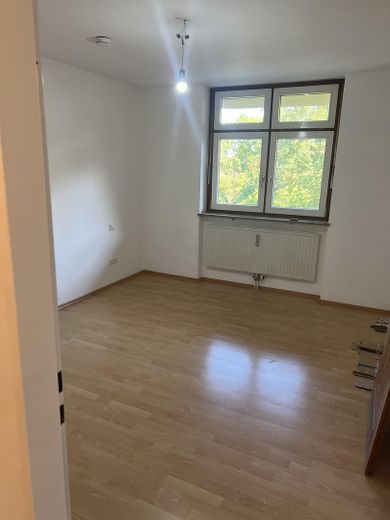 Renovierte 2-Zimmer-Wohnung mit neuem Bad, großem Südostbalkon & Aufzug – Foto 3
