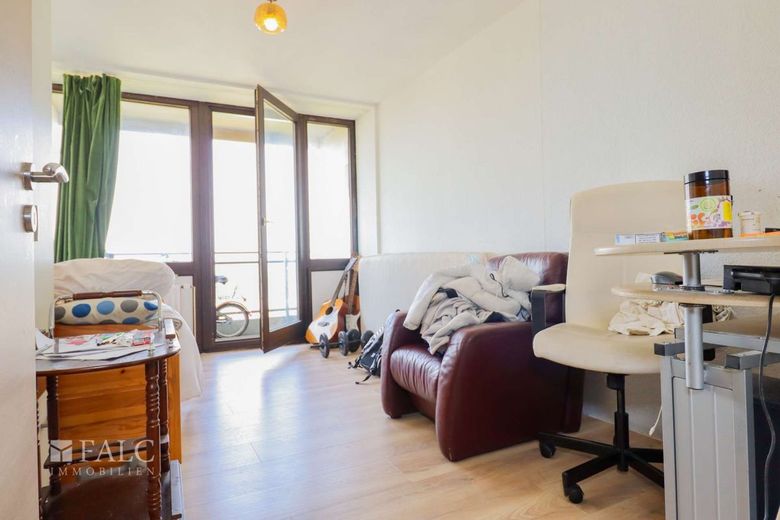 Attraktive 3-Zimmer-Wohnung mit großem Balkon, Tiefgaragenstellplatz in Junkersdorf – Wohnzimmer