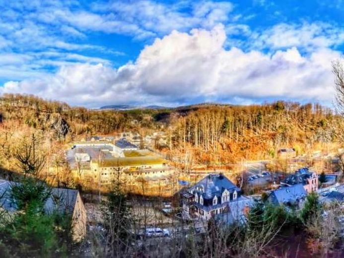 *** Traumhafter Ausblick über ganz Schwarzenberg – Praxis- oder Gewerbeeinheit mit 4 Räumen *** – Foto 1