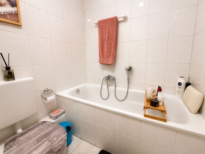 Vermietete Eigentumswohnung mit Terrasse und Gartenanteil in Haßlinghausen – Badezimmer mit Wanne