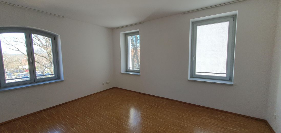 Großzügige 3-Zimmer-Wohnung in historischer Kreuz-Bräu – Südbalkon, Aufzug & TG – Schlafzimmer 2