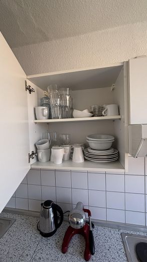 Leerstehende möblierte Wohnung nahe Innsbrucker Platz - direkt einziehen! – Geschirr