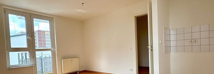 Bright 2-room apartment with south-facing balcony and elevator in Leipzig-Grünau – Wohnzimmer