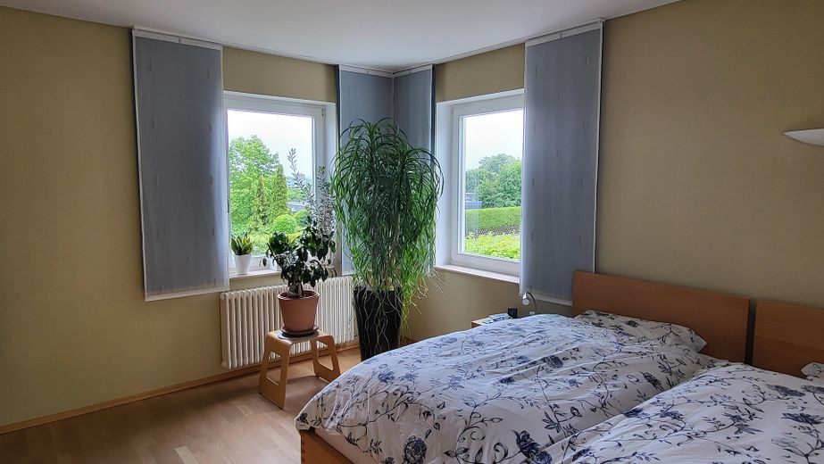 Maison d’architecte située sur un versant calme avec espace séparé pour bureau/cabinet (appartement indépendant) – Zimmer