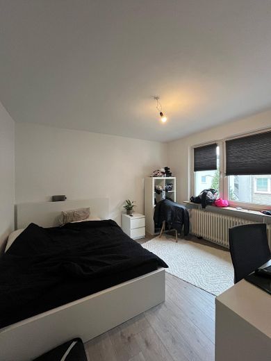 Wuppertal-Barmen में ताज़ा नवीनीकृत 2 कमरों का अपार्टमेंट – दिसंबर से उपलब्ध – Schlafzimmer