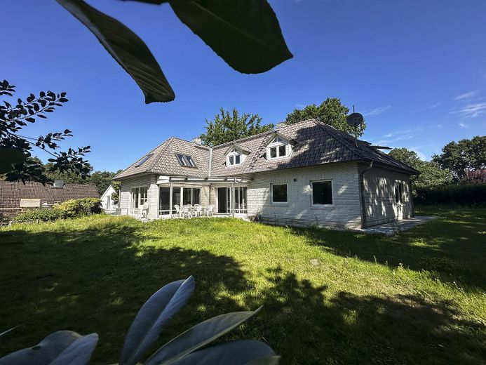 235 m² Wohnen auf 1.425 m² Grundstück | offene Galerie, Kamin & Hamburg-Nähe – Ansicht Terrasse