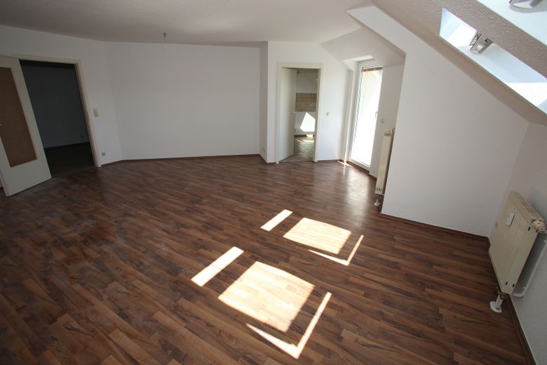 Comfortable 3-room maisonette apartment with balcony and underground garage in Plauen – Wohnzimmer