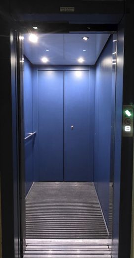 TOP RENOVIERTE UND KOMPLETT EINGERICHTETE 2,5-ZIMMER WOHNUNG IN SCHWABING WEST - PROVISIONSFREI – Fahrstuhl