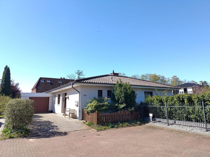 Gepflegtes Einfamilienhaus mit großem Garten in Hamburg-Lemsahl-Mellingstedt – Hausansicht Eingang