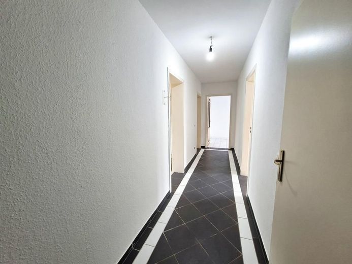 CITYHOUSE: Zentrale 3 Zimmer Wohnung in der Südstadt mit zwei Balkonen, Keller und separater Garage – Wohnungsflur mit Einbauschrank