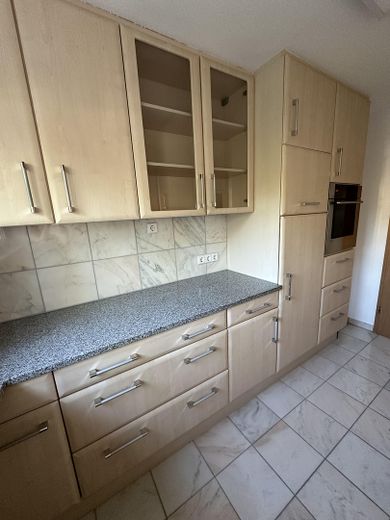 Modernisierte 3-Zimmer-Wohnung mit Balkon und Blick ins Grüne – Küche