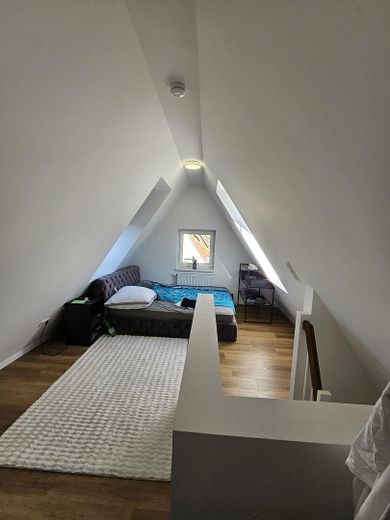 Schlafzimmer mit drei Fenstern