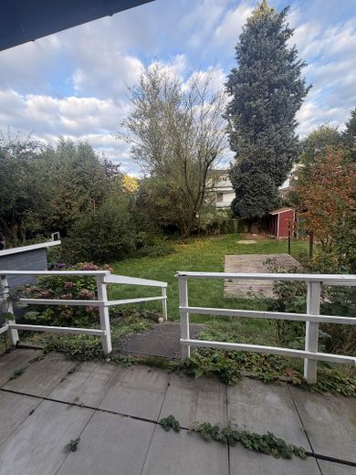 Urokliwe mieszkanie w starej kamienicy z parkietem ułożonym w jodełkę, wysokimi sufitami i dużym ogrodem w Wellingsbüttel – Eigener Garten