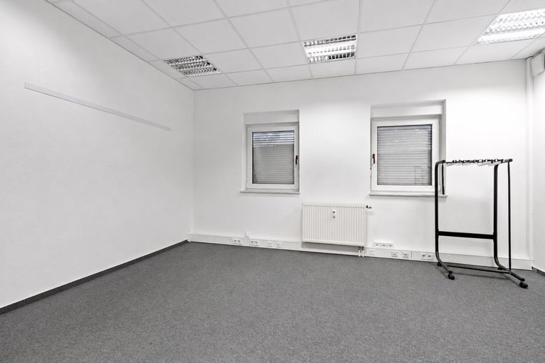 Amplia superficie de oficinas y comercial en Merseburg - ¡aprox. 834 m² divisible en alquiler! – Büro EG