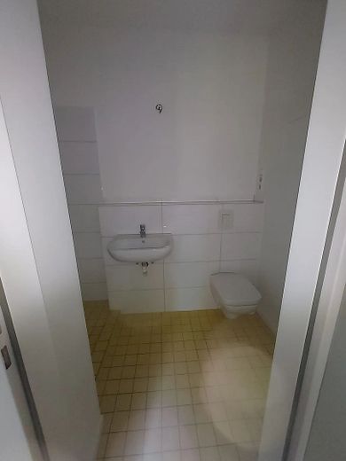 Helle Singlewohnung mit Balkon nahe Osloer Straße – WC mit Waschbecken