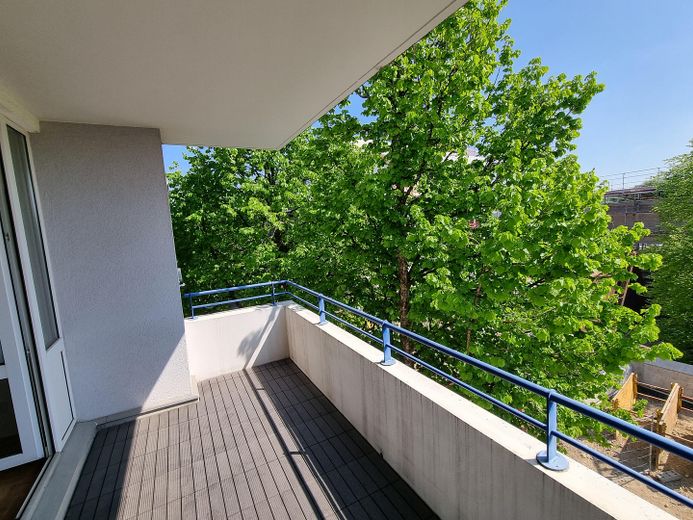 Schöne, helle 2-Zimmer-Wohnung mit Tageslichtbad und Balkon sowie Tiefgarage – Balkon