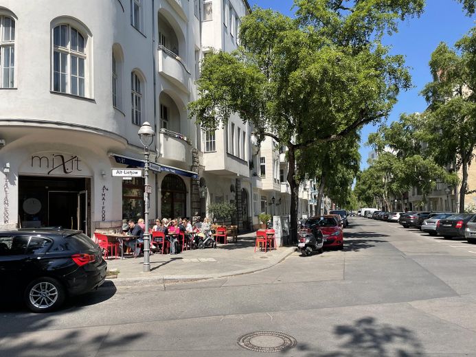 Einzigartige Wohnung | privater Eingang | bezugsfrei | ohne Provision – Umgebung: Eckrestaurant