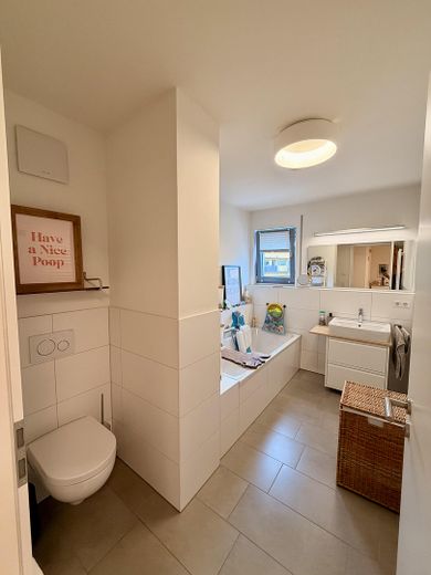 Exclusive 4-room apartment with designer kitchen and underground parking space – living at the highest level – Foto 8