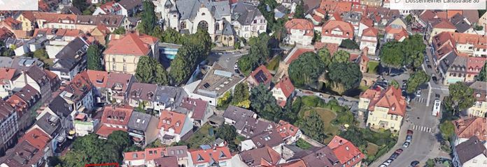 Приваблива земельна ділянка з двоквартирним будинком і численними господарськими будівлями