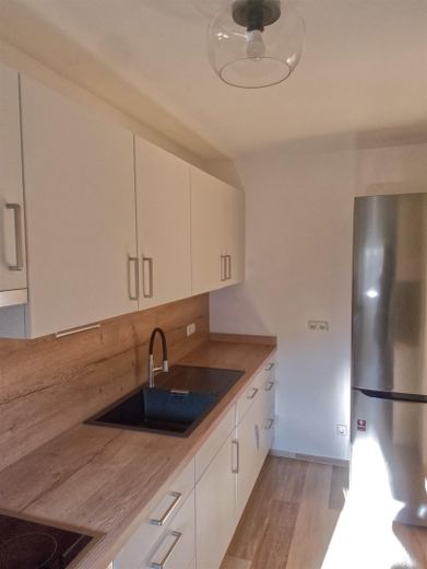 Provisionsfreie 3,5-Zimmer-Terrassenwohnung mit Einbauküche & Ausblick ins Grüne | Muggendorf – Küche 2