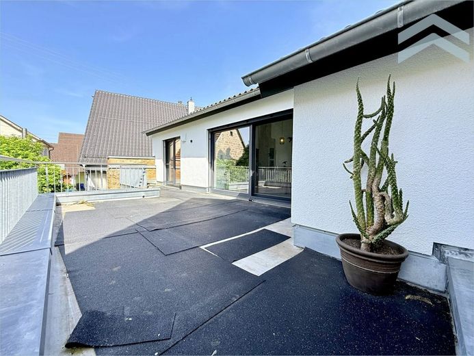 Wohn- &amp; Hobbyparadies -› XXL Garage, Schwedenofen, Wärmepumpe &amp; PV-Anlage – Terrasse