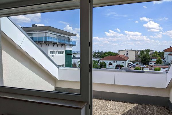 Helle Dachgeschosswohnung mit Dachterrasse und Tiefgaragenstellplatz